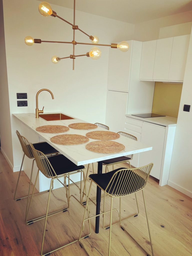 De lichte open keuken met eettafel