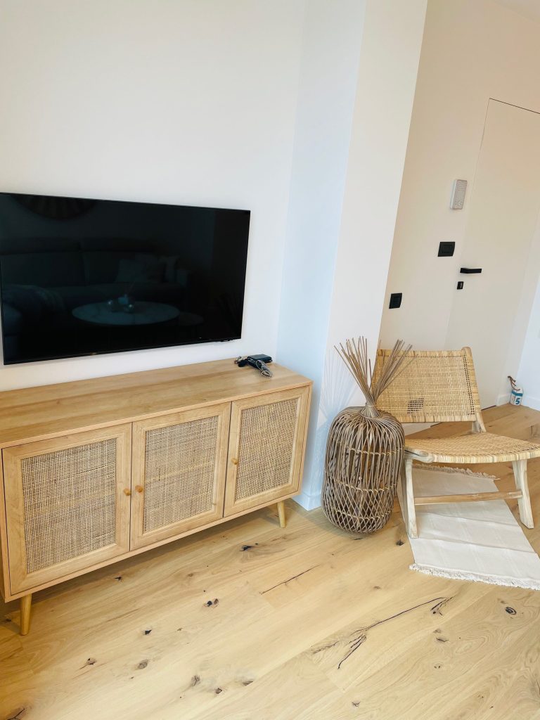 Televisie en houten meubel met natuurlijke accenten